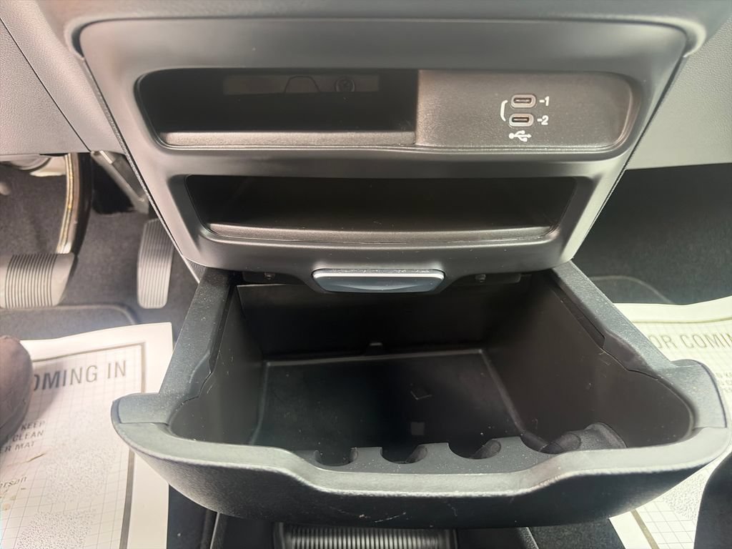 Used 2026 Chrysler Pacifica Select FWD image 36