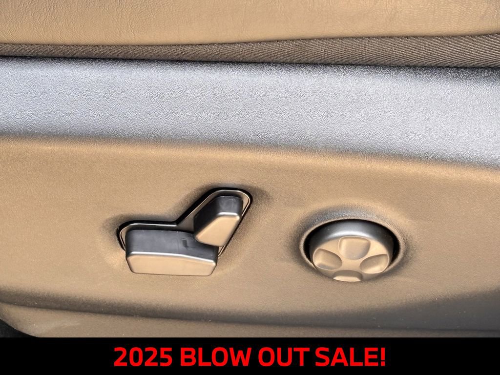 New 2025 Chrysler Pacifica Limited w/ Uconnect Theater Family Group FWD image 22