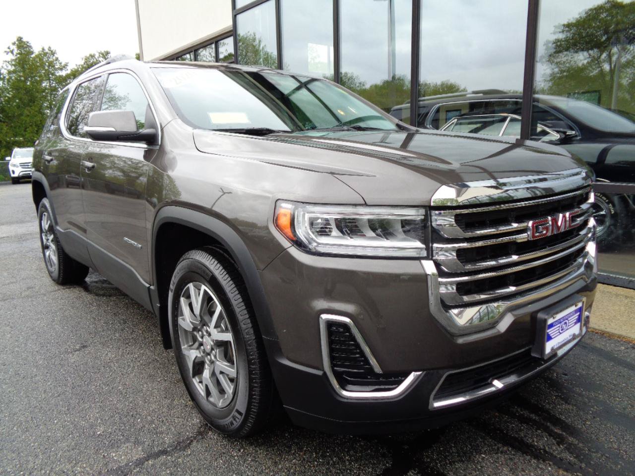 Used 2020 GMC Acadia SLE w/ Driver Convenience Package AWD/4WD image 3