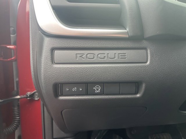 Used 2025 Nissan Rogue S image 13
