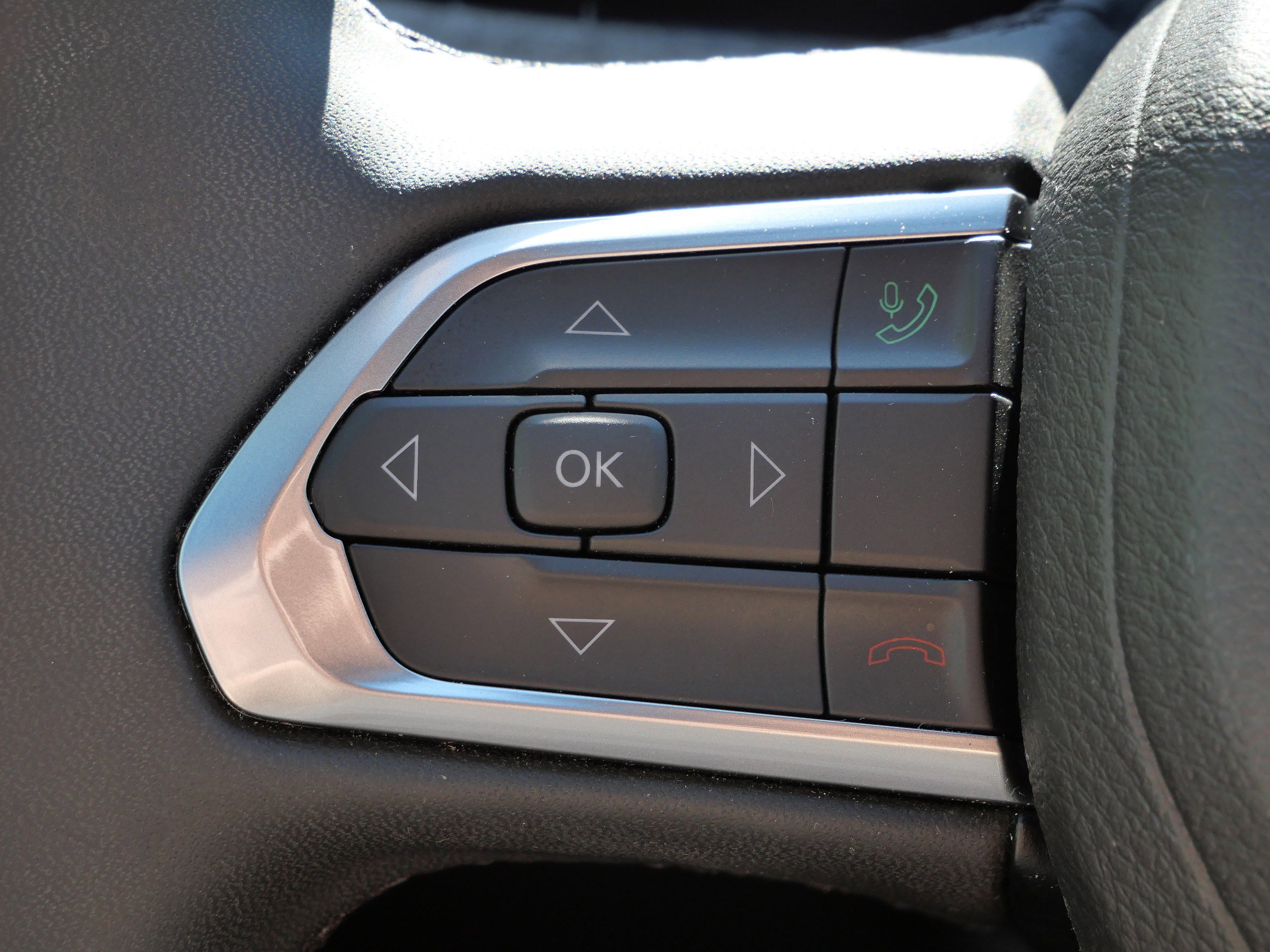 Used 2024 Jeep Compass Latitude image 32