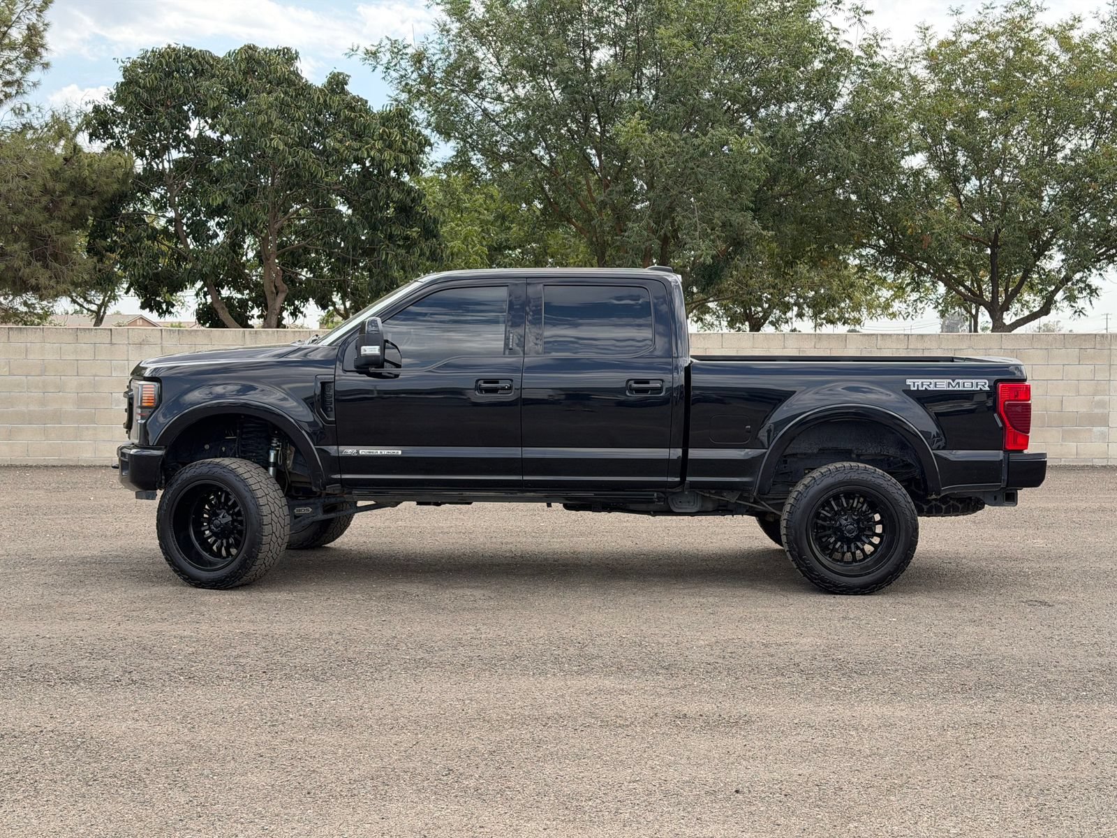 Used 2022 Ford F350 Lariat w/ Tremor Off-Road Package AWD/4WD image 9