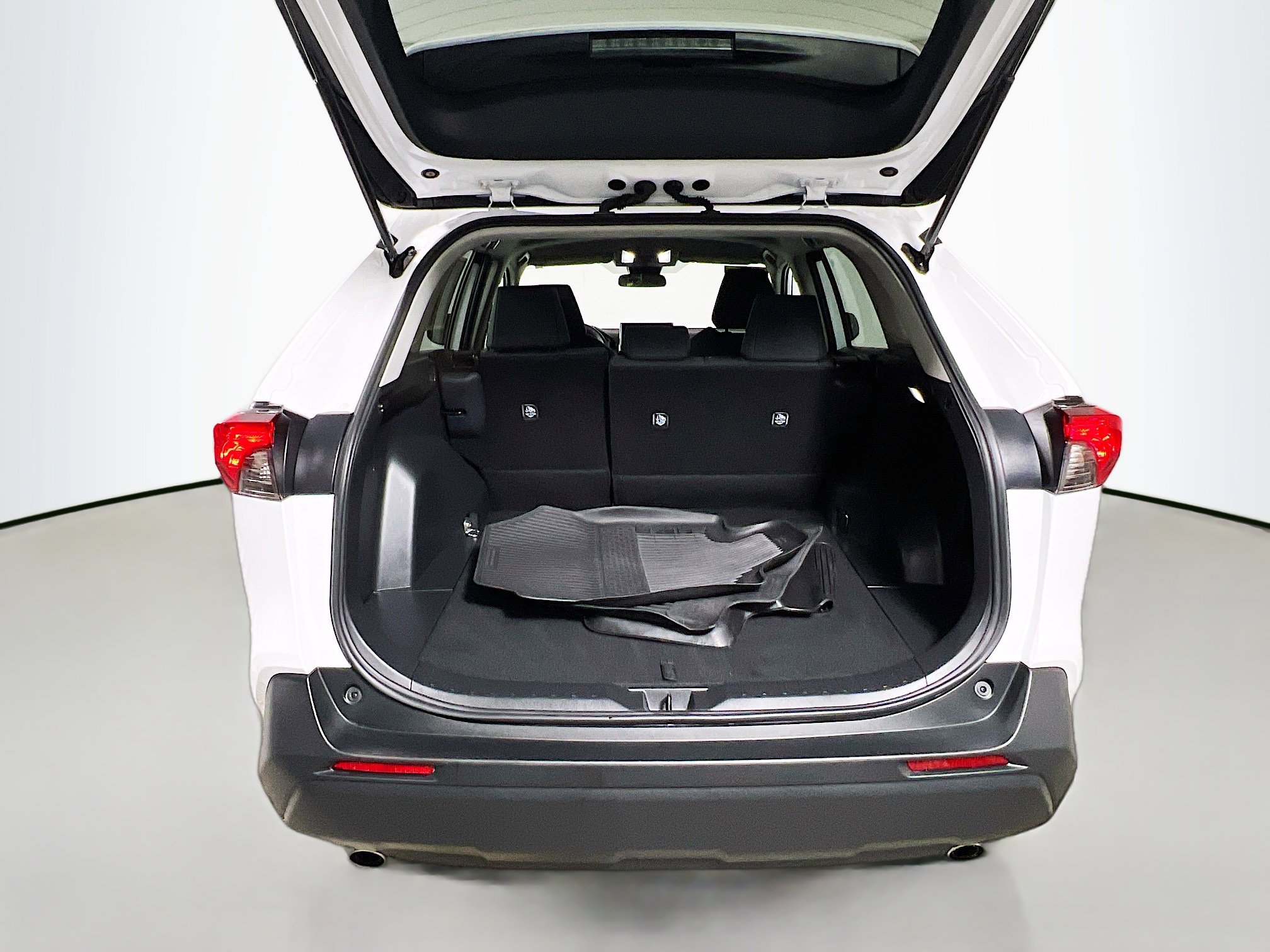 Used 2025 Toyota RAV4 LE image 32