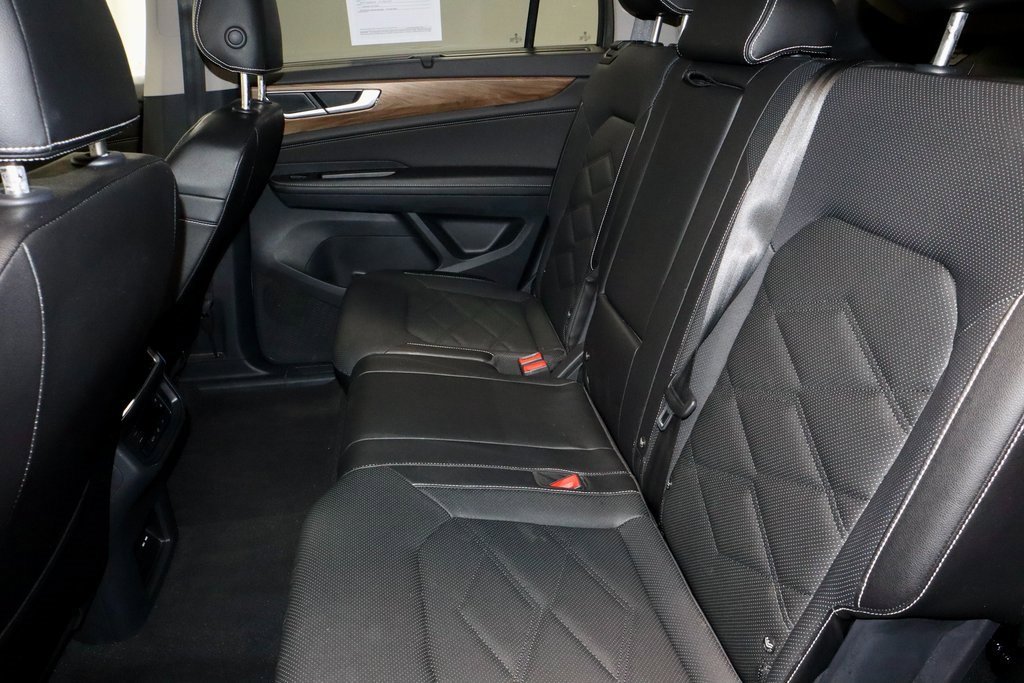 Used 2025 Volkswagen Atlas SE image 23