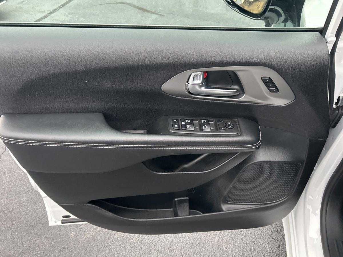 Used 2025 Chrysler Pacifica Select FWD image 14