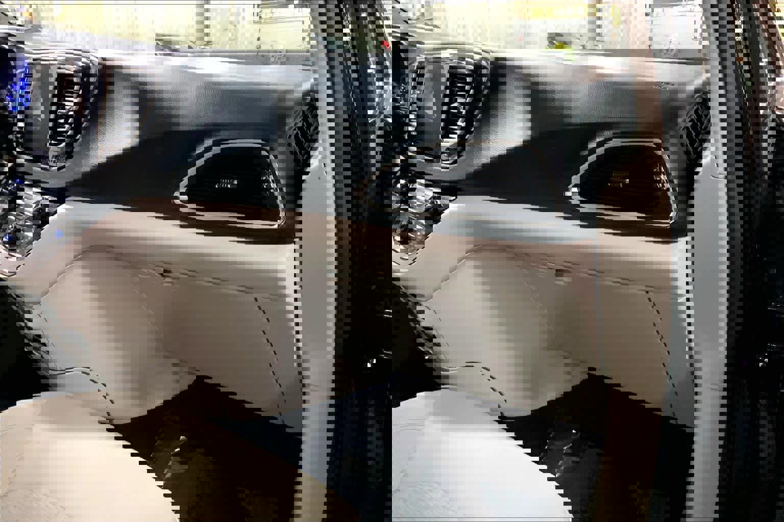 Used 2019 Chrysler Pacifica Touring Plus w/ Cold Weather Group image 18