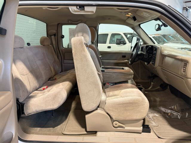 Used 2004 Chevrolet Silverado 2500 LS w/ Heavy-Duty Power Package AWD/4WD image 16