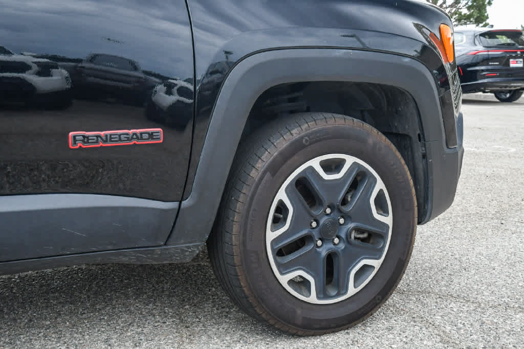 Used 2016 Jeep Renegade Trailhawk w/ Premium Trailhawk Package AWD/4WD image 10