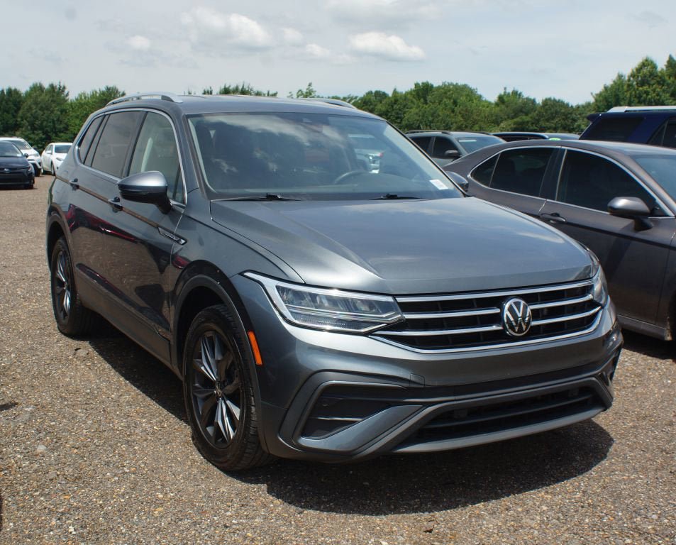 Used 2024 Volkswagen Tiguan SE FWD image 1