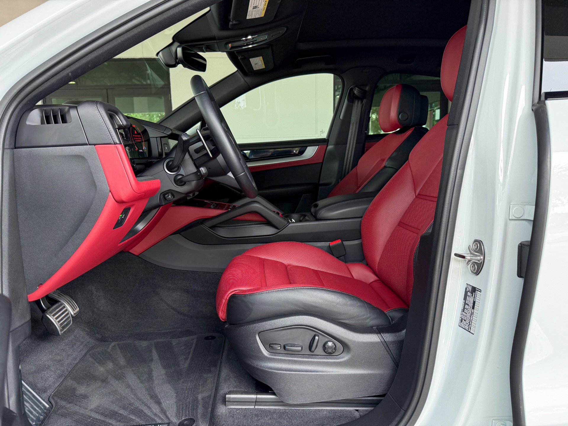 Used 2024 Porsche Cayenne S image 23