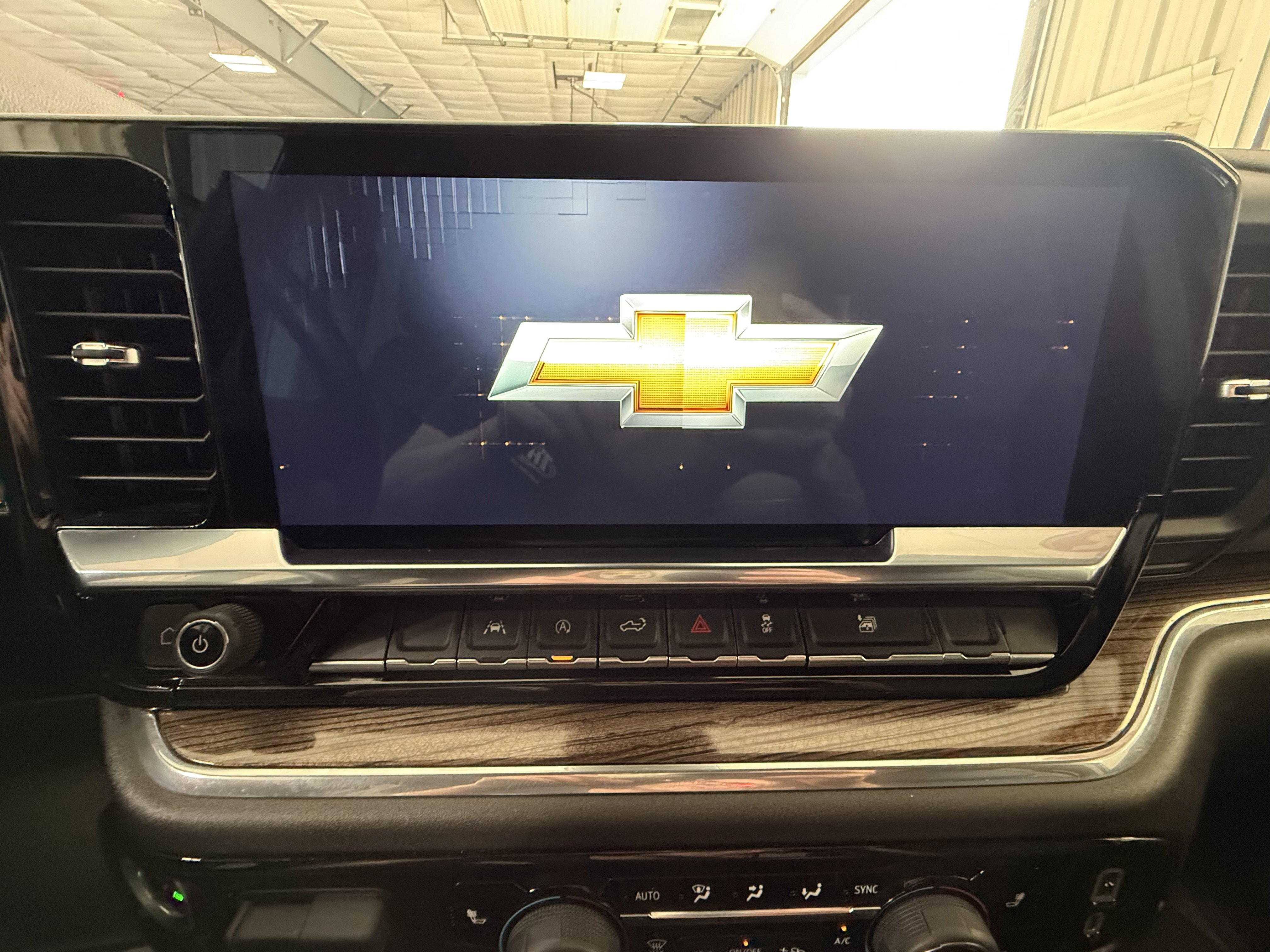 Used 2025 Chevrolet Silverado 1500 LT w/ Leather Package AWD/4WD image 24