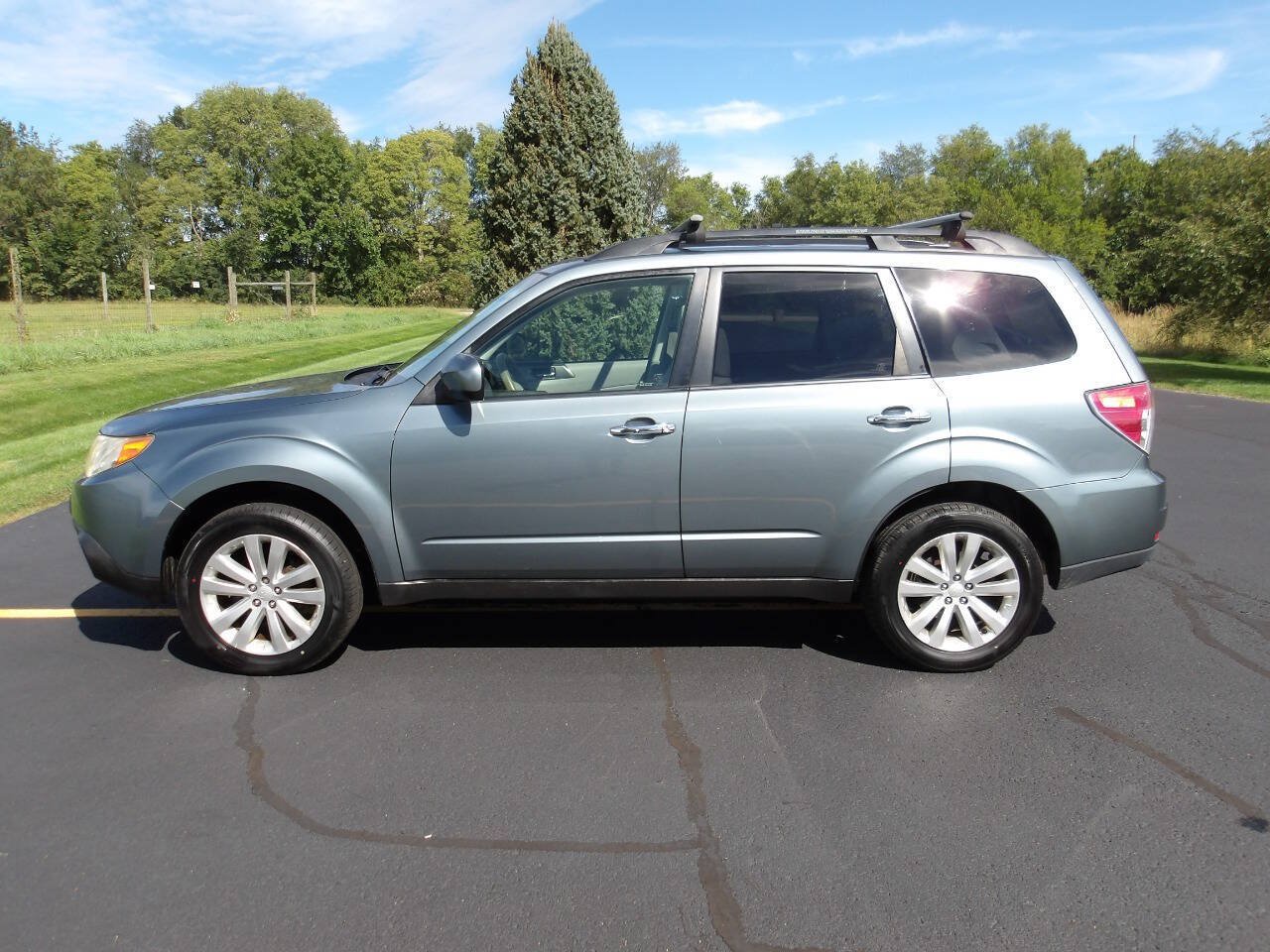 Used 2013 Subaru Forester 2.5X Premium w/ All-Weather Pkg AWD/4WD image 2