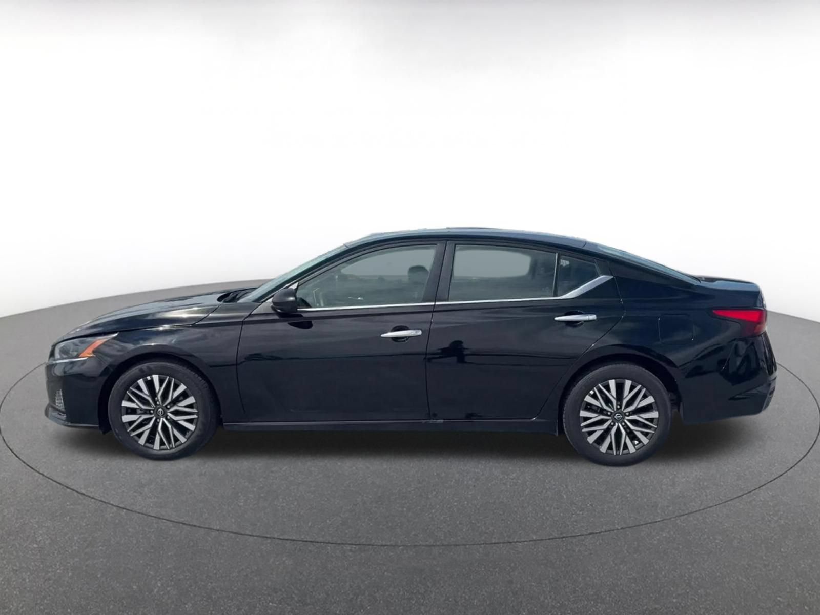 Used 2025 Nissan Altima 2.5 SV FWD image 8