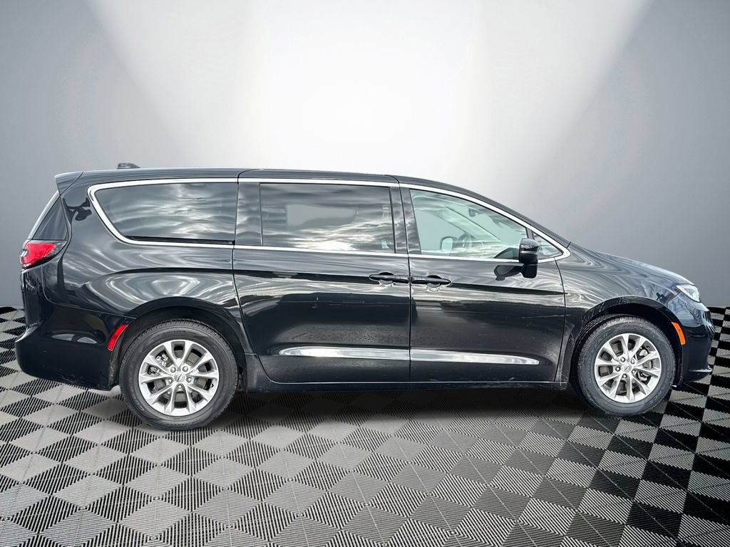 Used 2023 Chrysler Pacifica Touring-L AWD/4WD image 5