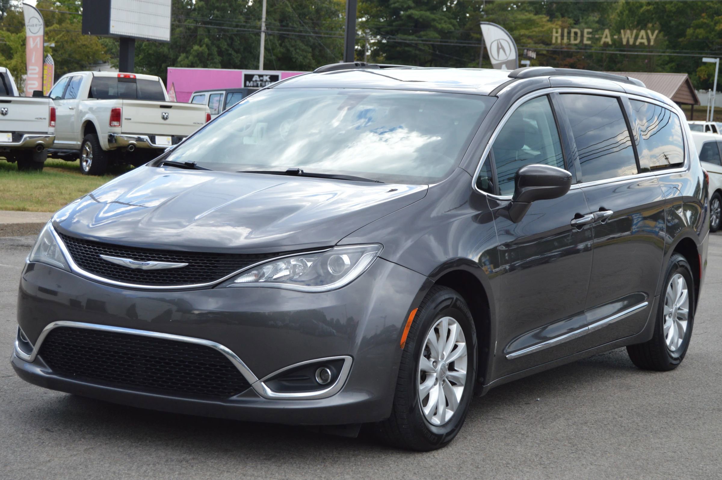 Used 2017 Chrysler Pacifica Touring-L FWD image 1
