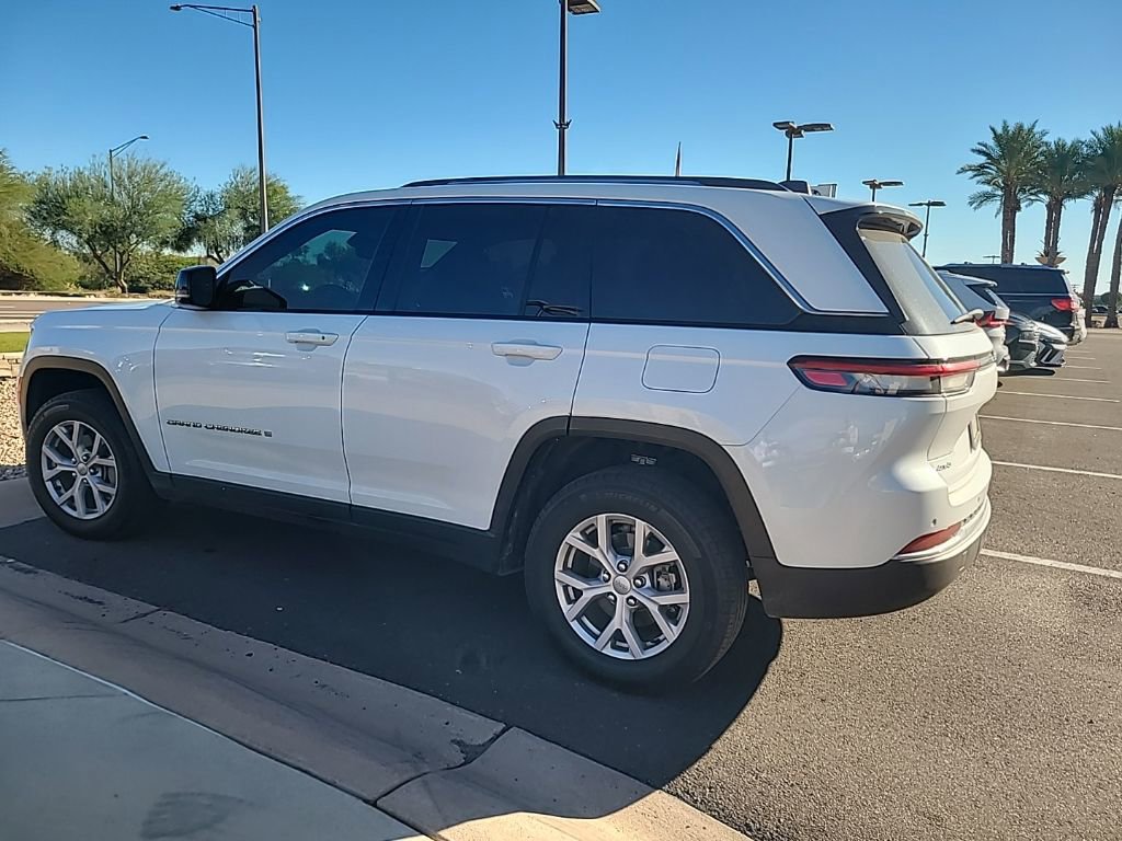 Used 2022 Jeep Grand Cherokee Limited image 3