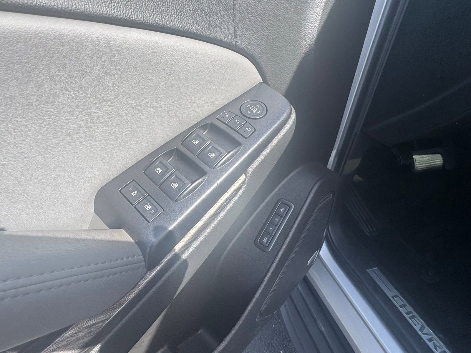 Used 2018 Chevrolet Suburban LT image 16
