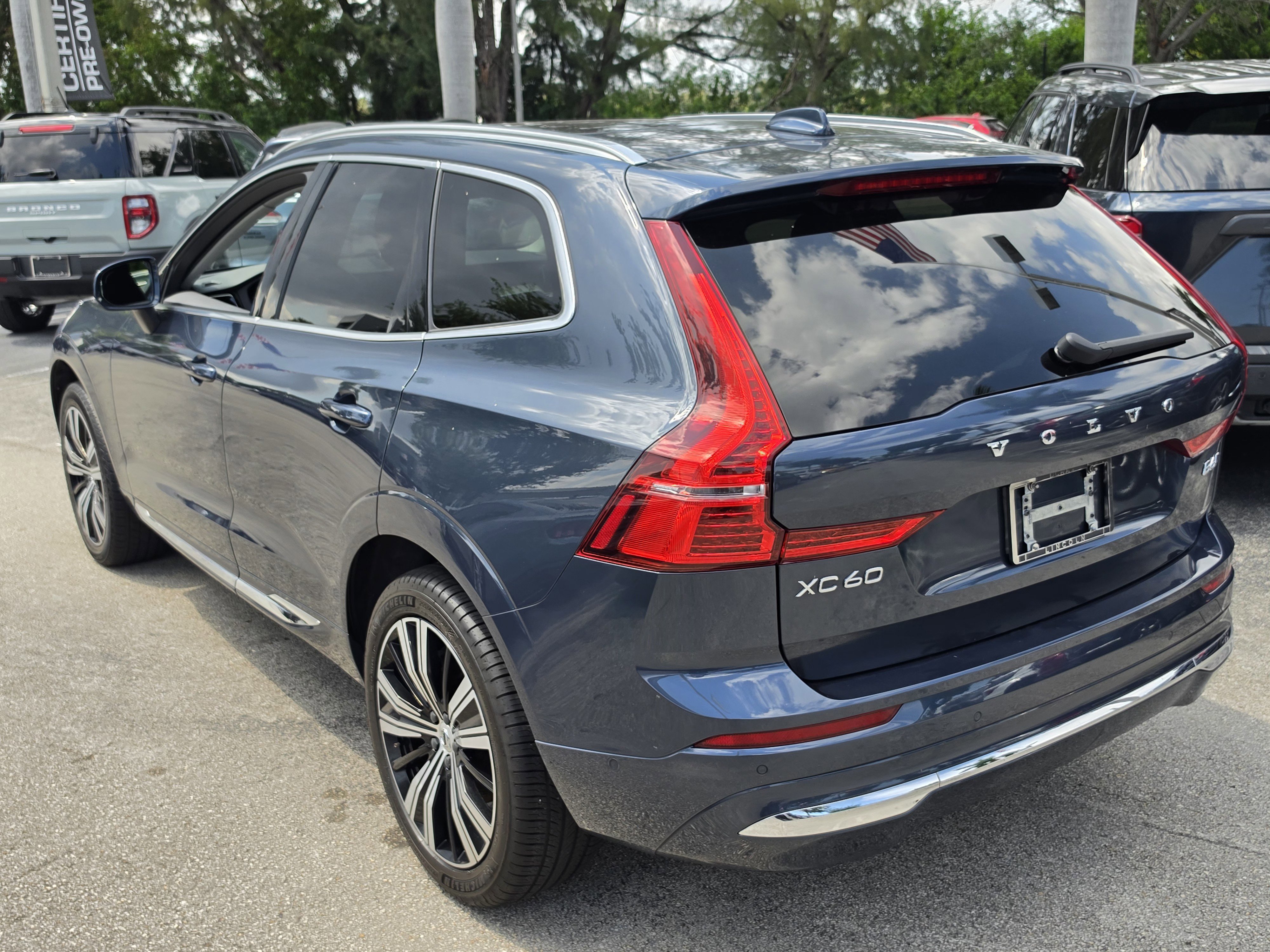 Used 2022 Volvo XC60 B6 Inscription w/ Advanced Package AWD/4WD image 3