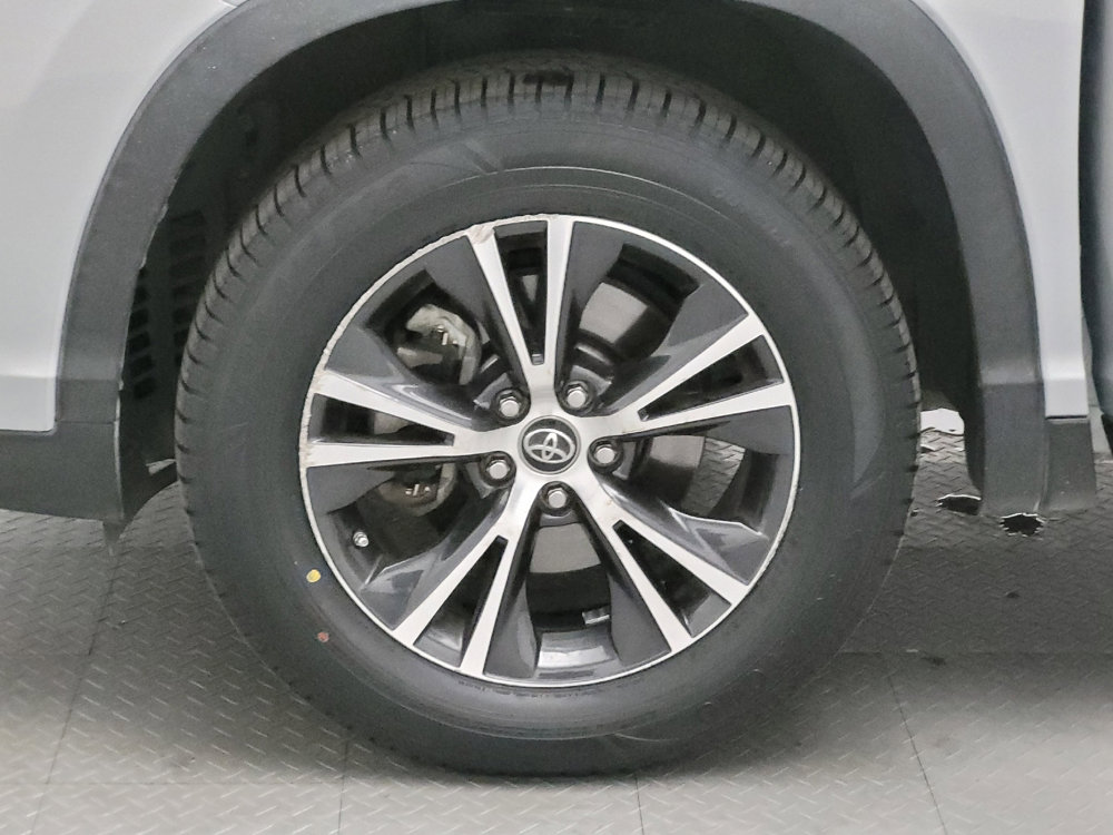 Used 2019 Toyota Highlander LE image 31