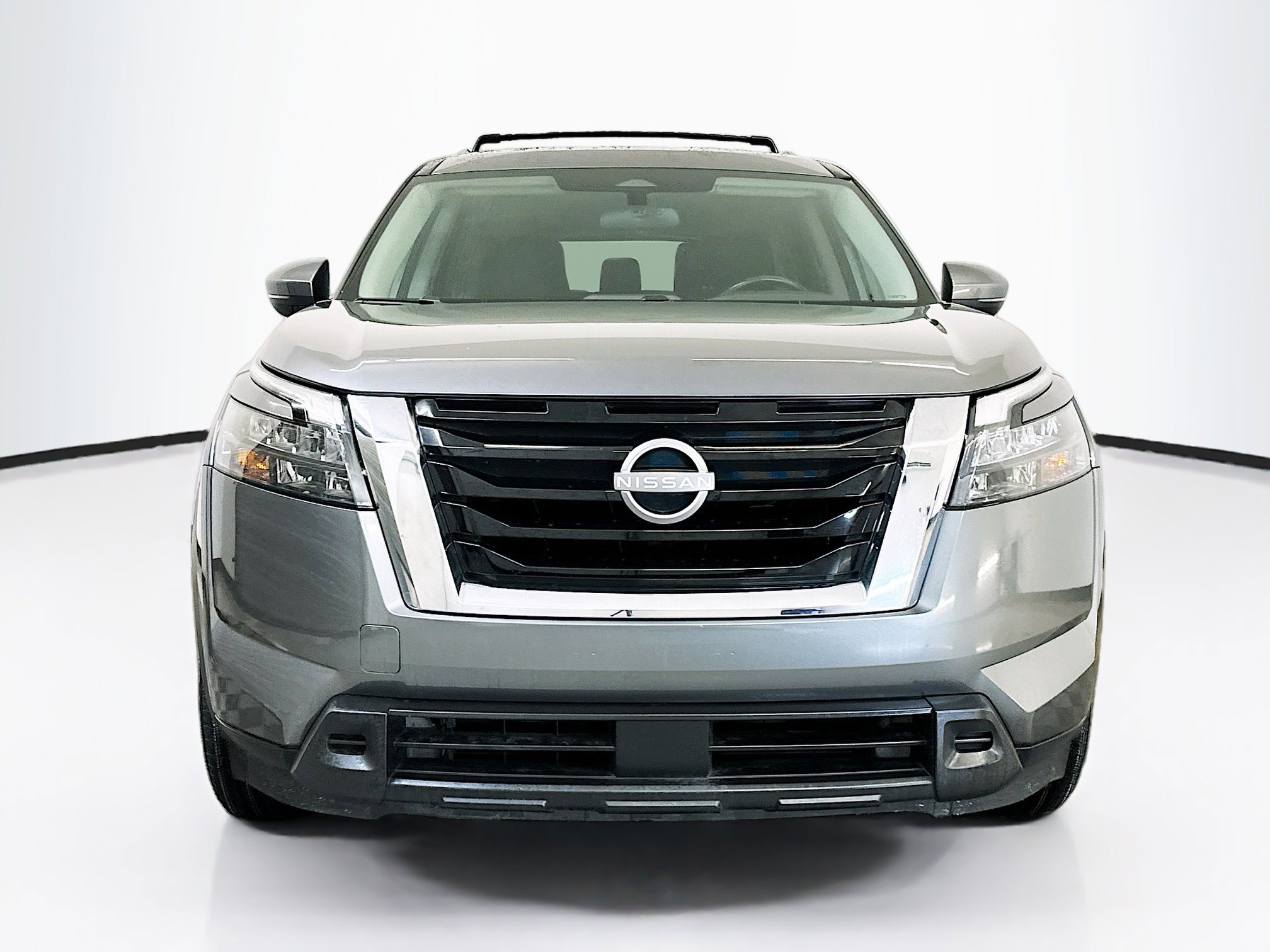 Used 2023 Nissan Pathfinder SV w/ SV Premium Package image 2