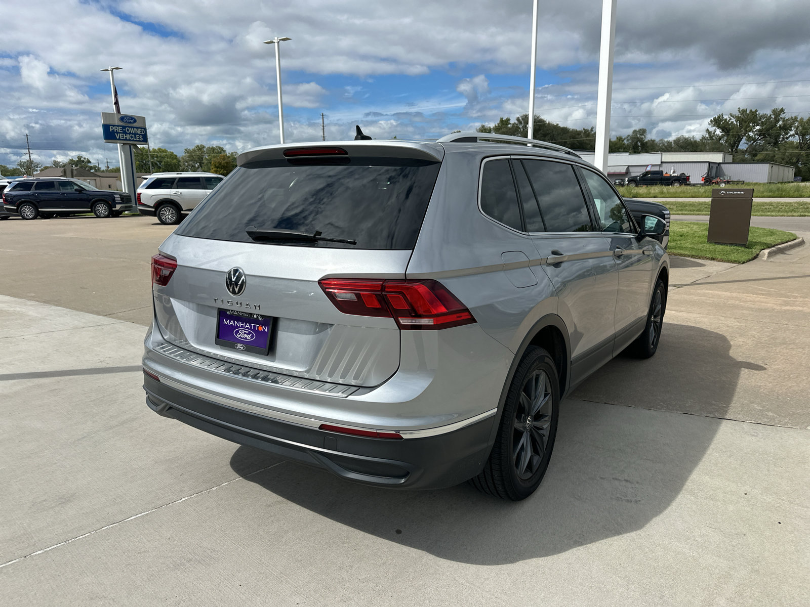 Used 2023 Volkswagen Tiguan SE FWD image 10