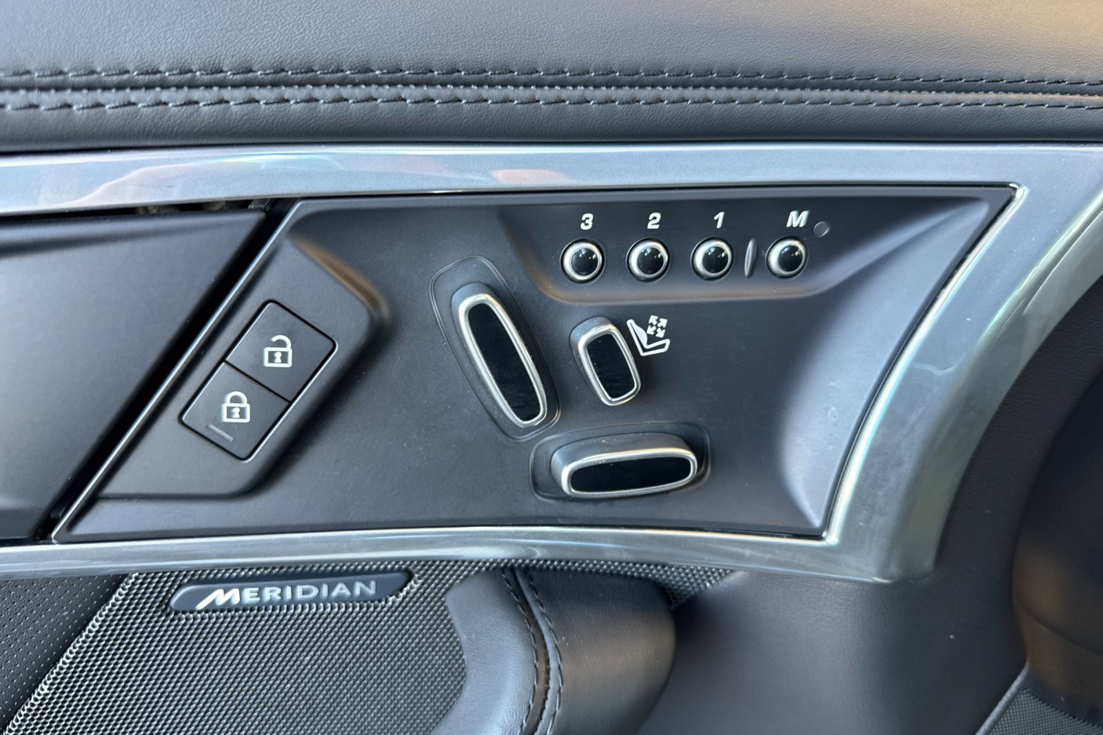 Used 2023 Jaguar F-TYPE R-Dynamic image 12