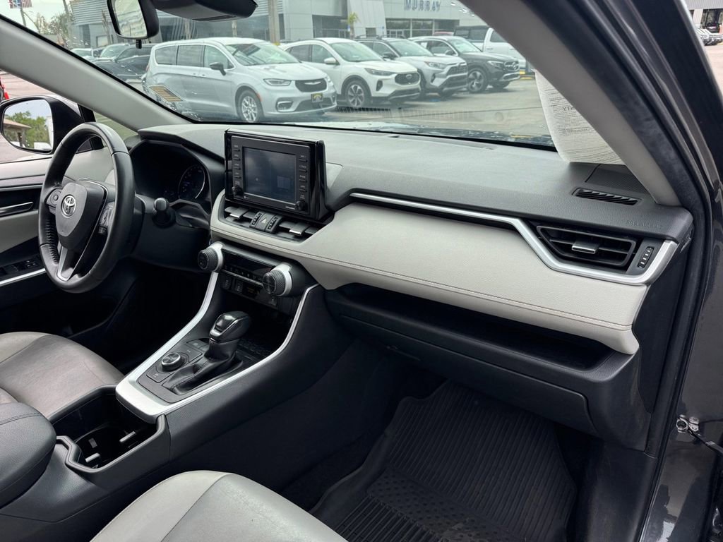 Used 2022 Toyota RAV4 XLE Premium image 19