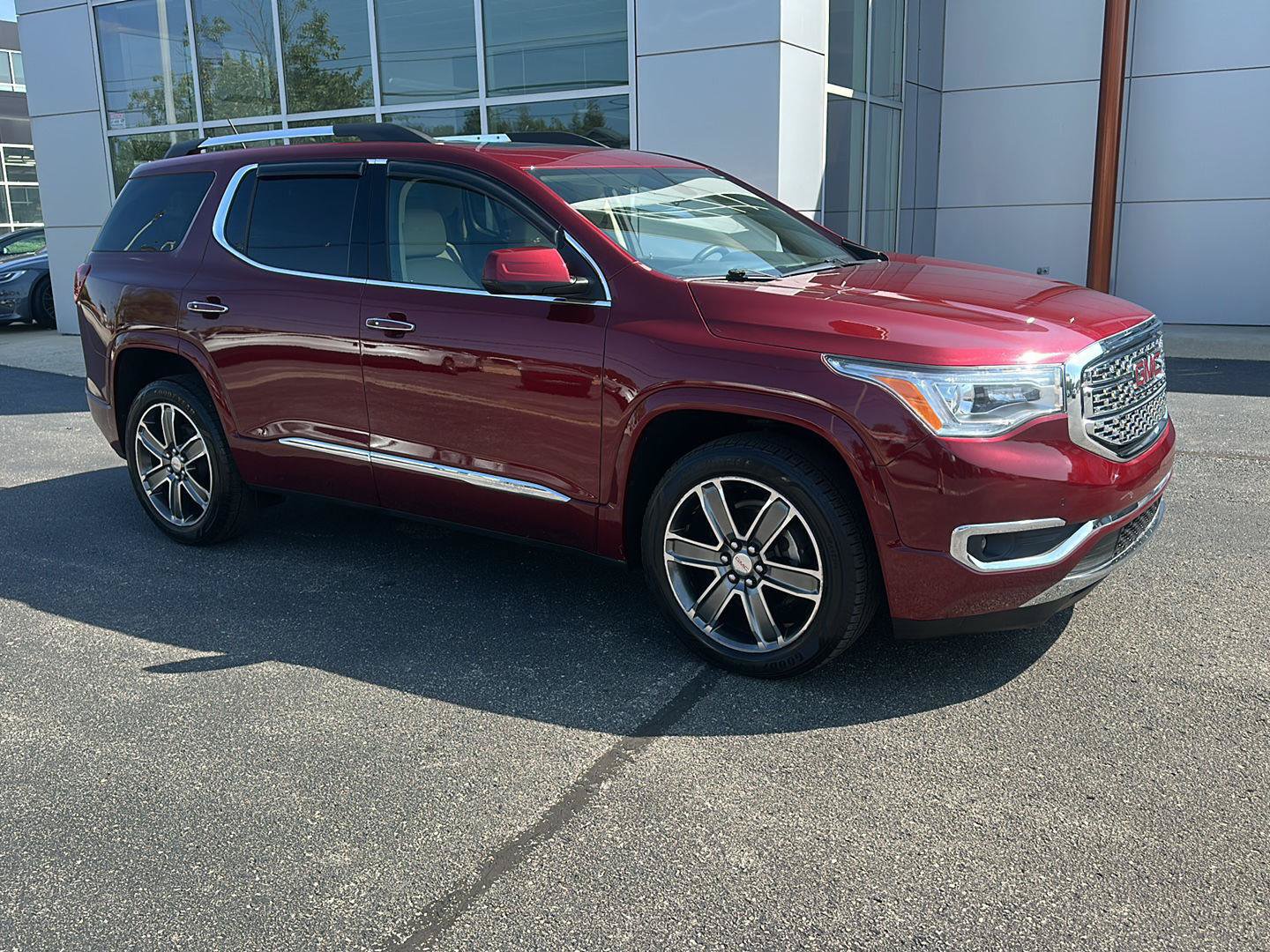 Used 2017 GMC Acadia Denali w/ Technology Package AWD/4WD image 1