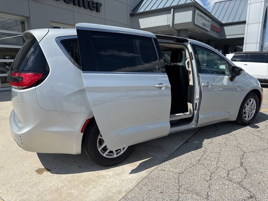 Used 2024 Chrysler Pacifica Touring-L FWD image 39