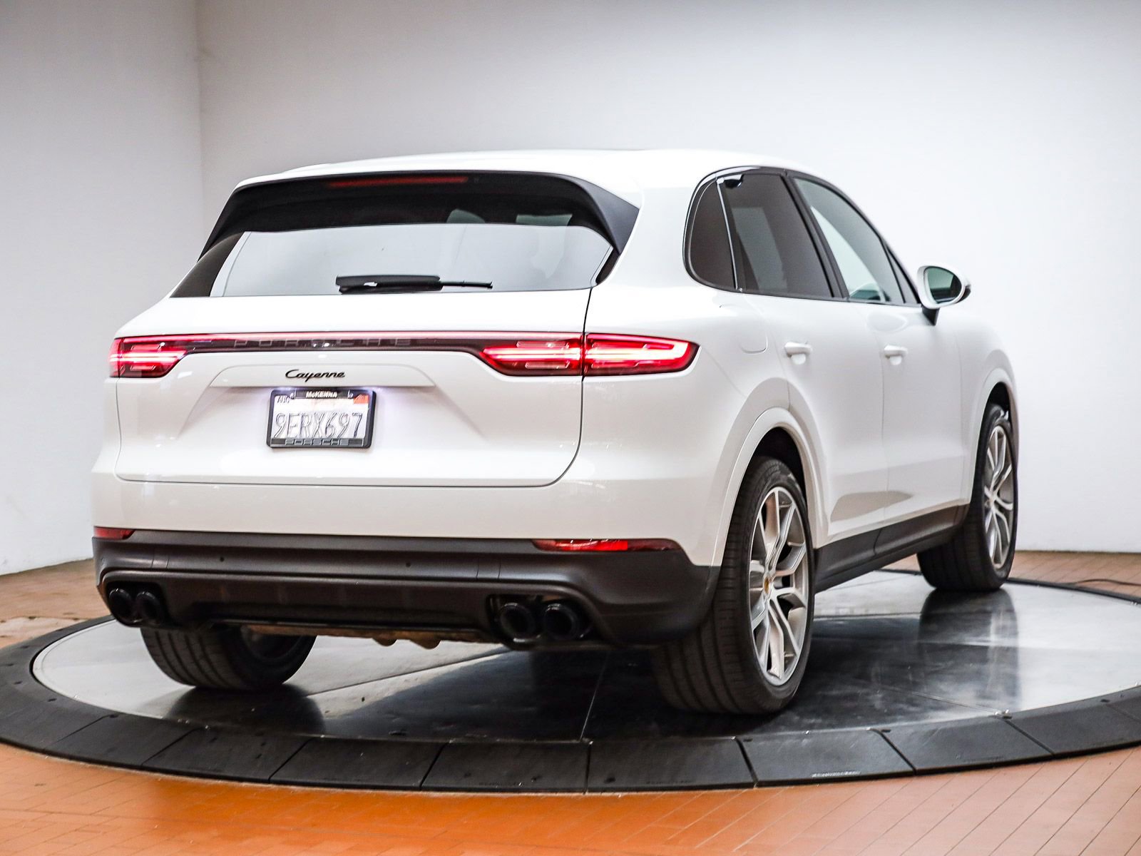 Certified 2022 Porsche Cayenne Platinum Edition image 6