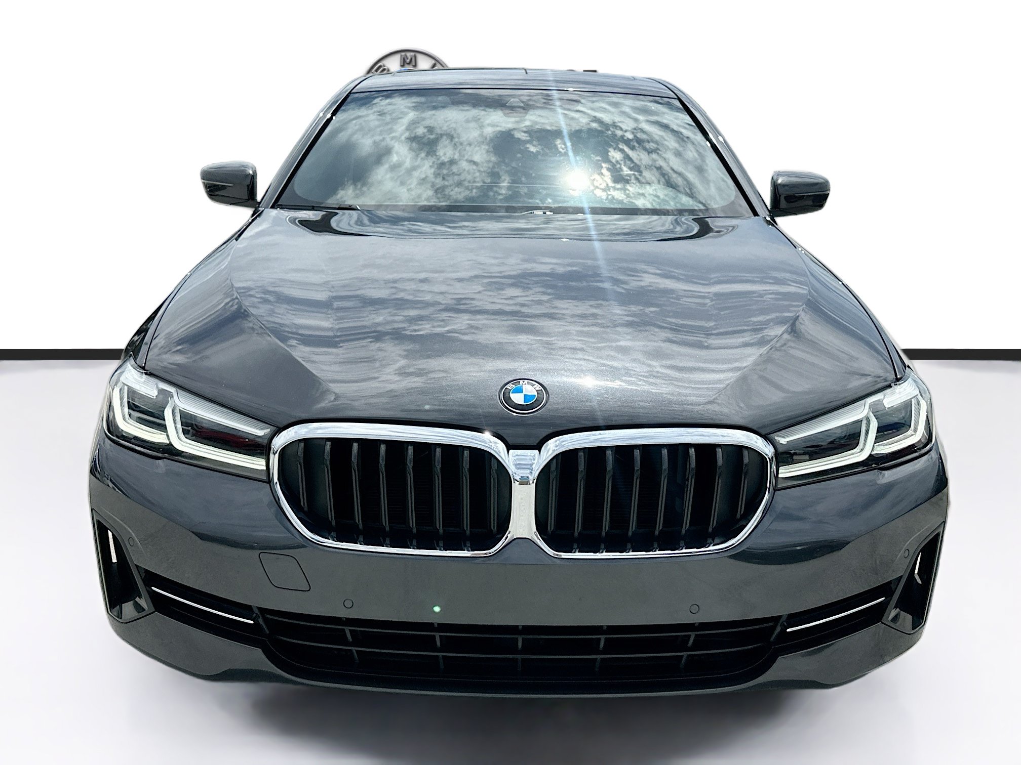 Used 2022 BMW 530i w/ M Sport Package RWD image 2