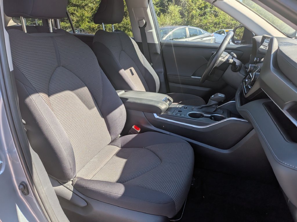 Used 2024 Toyota Highlander LE AWD/4WD image 28