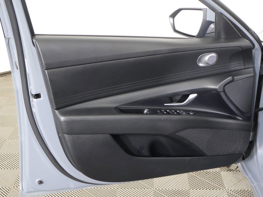 Used 2021 Hyundai Elantra SE image 21