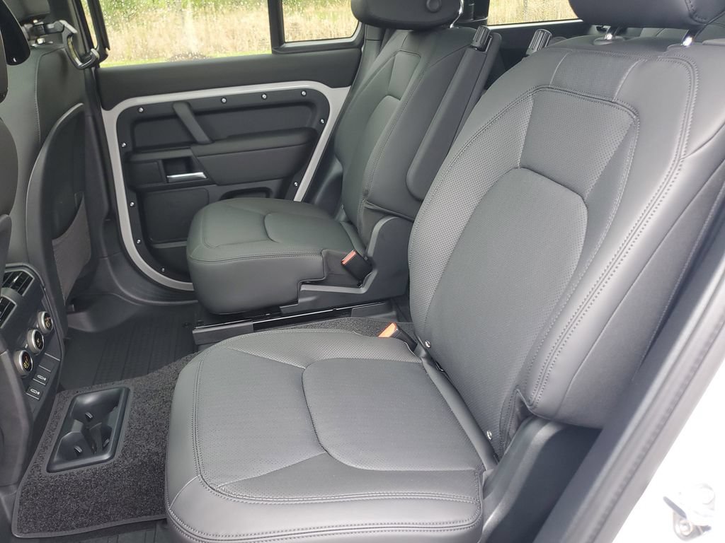 Used 2026 Land Rover Defender 130 X-Dynamic SE AWD/4WD image 33