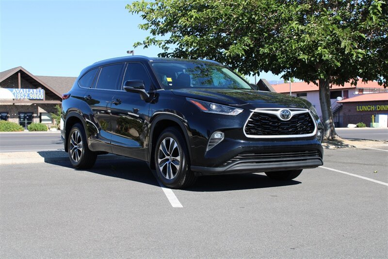 Used 2021 Toyota Highlander XLE AWD/4WD image 6