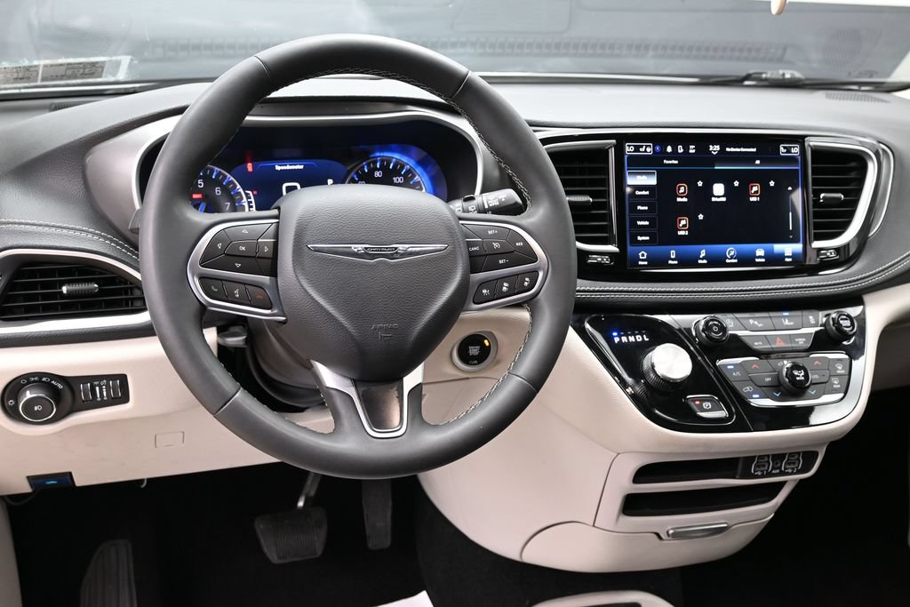 Used 2024 Chrysler Pacifica Touring-L FWD image 31