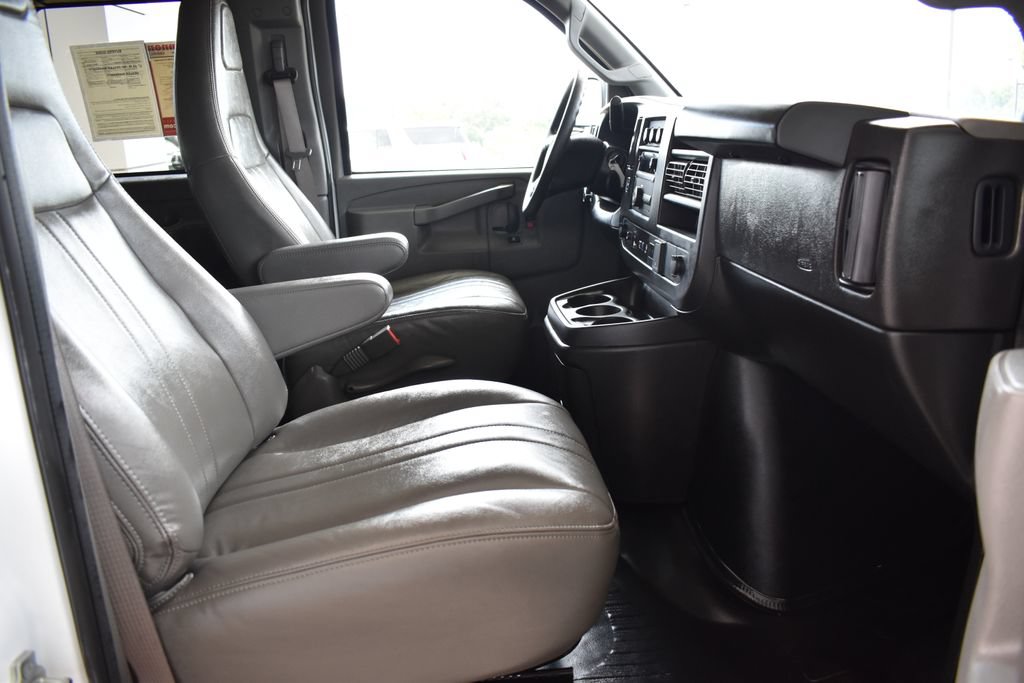 Used 2024 Chevrolet Express 3500 LS RWD image 4