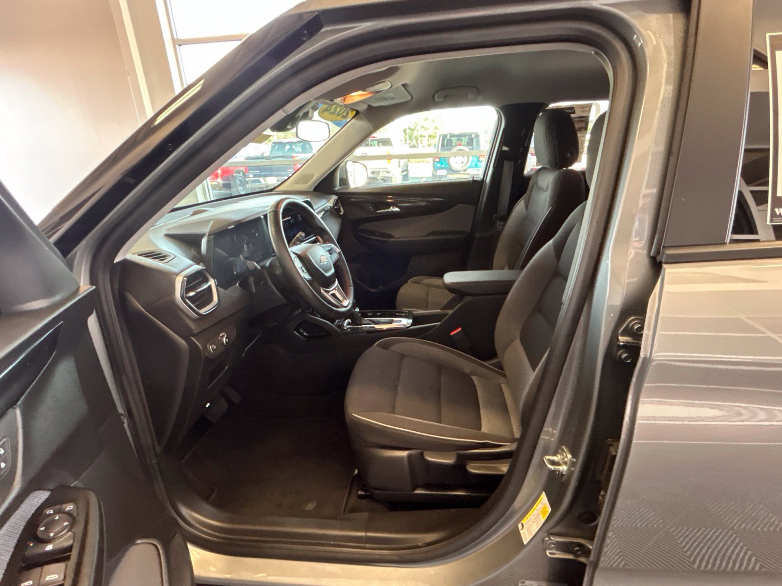 Used 2024 Chevrolet TrailBlazer LT w/ LT Cold Weather Package FWD image 14