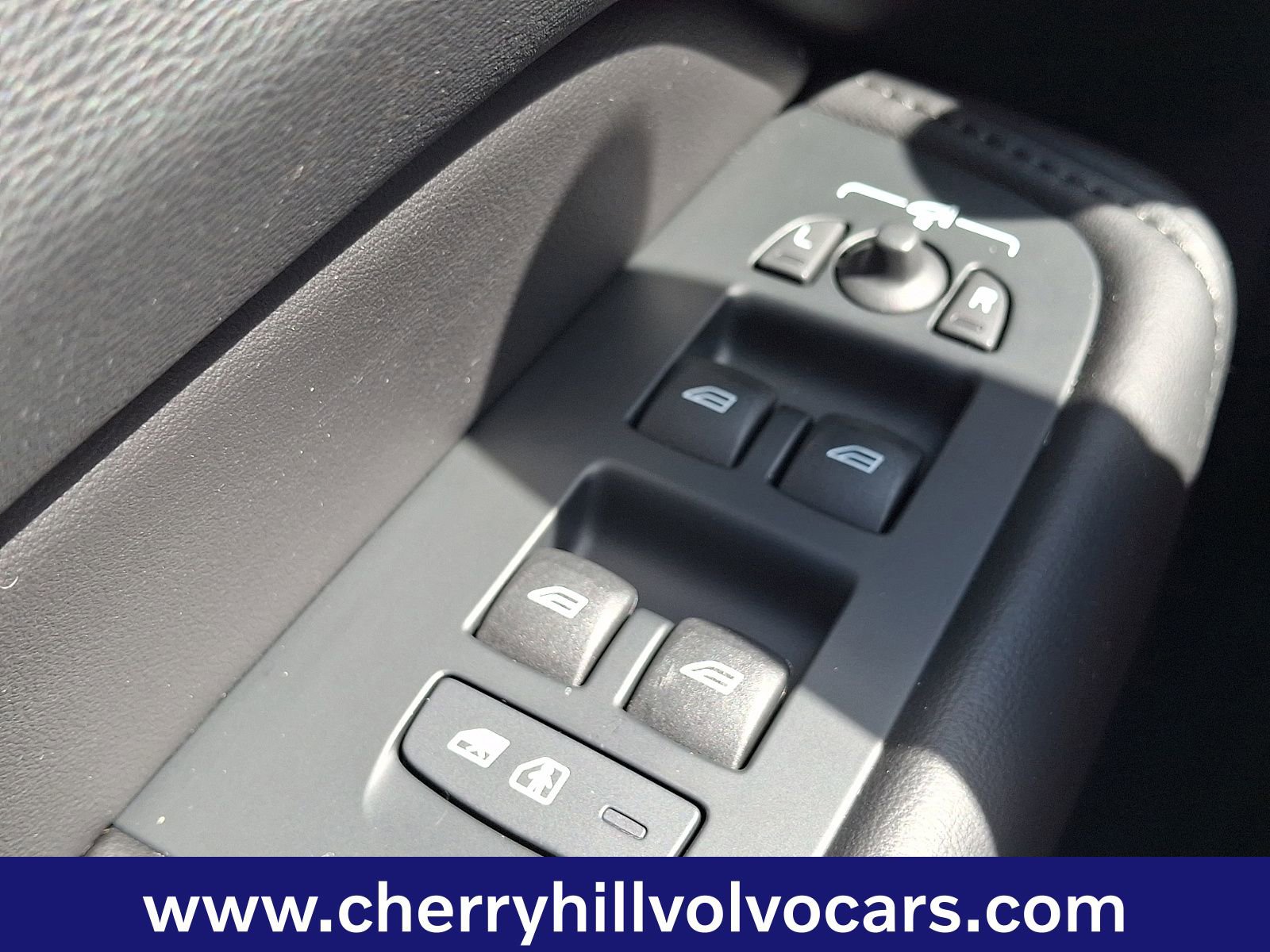 Certified 2025 Volvo XC60 B5 Plus image 27