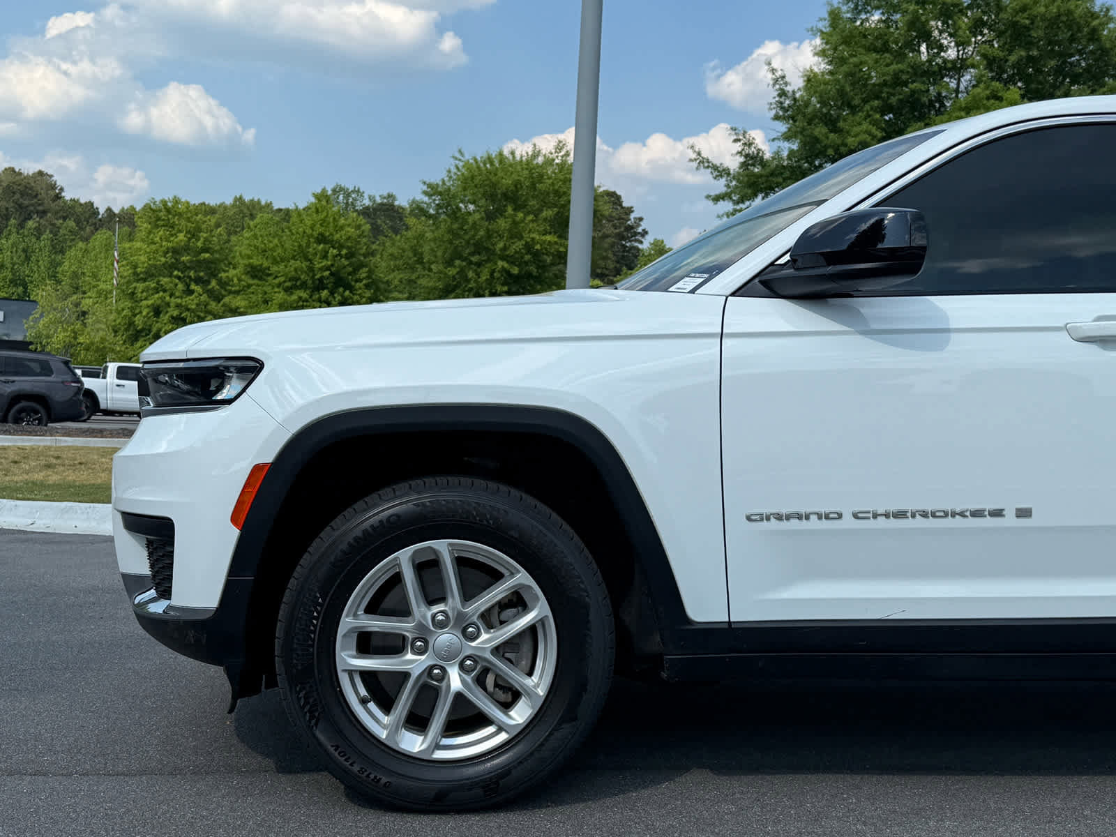 Used 2024 Jeep Grand Cherokee L Laredo w/ Luxury Tech Group I RWD image 11