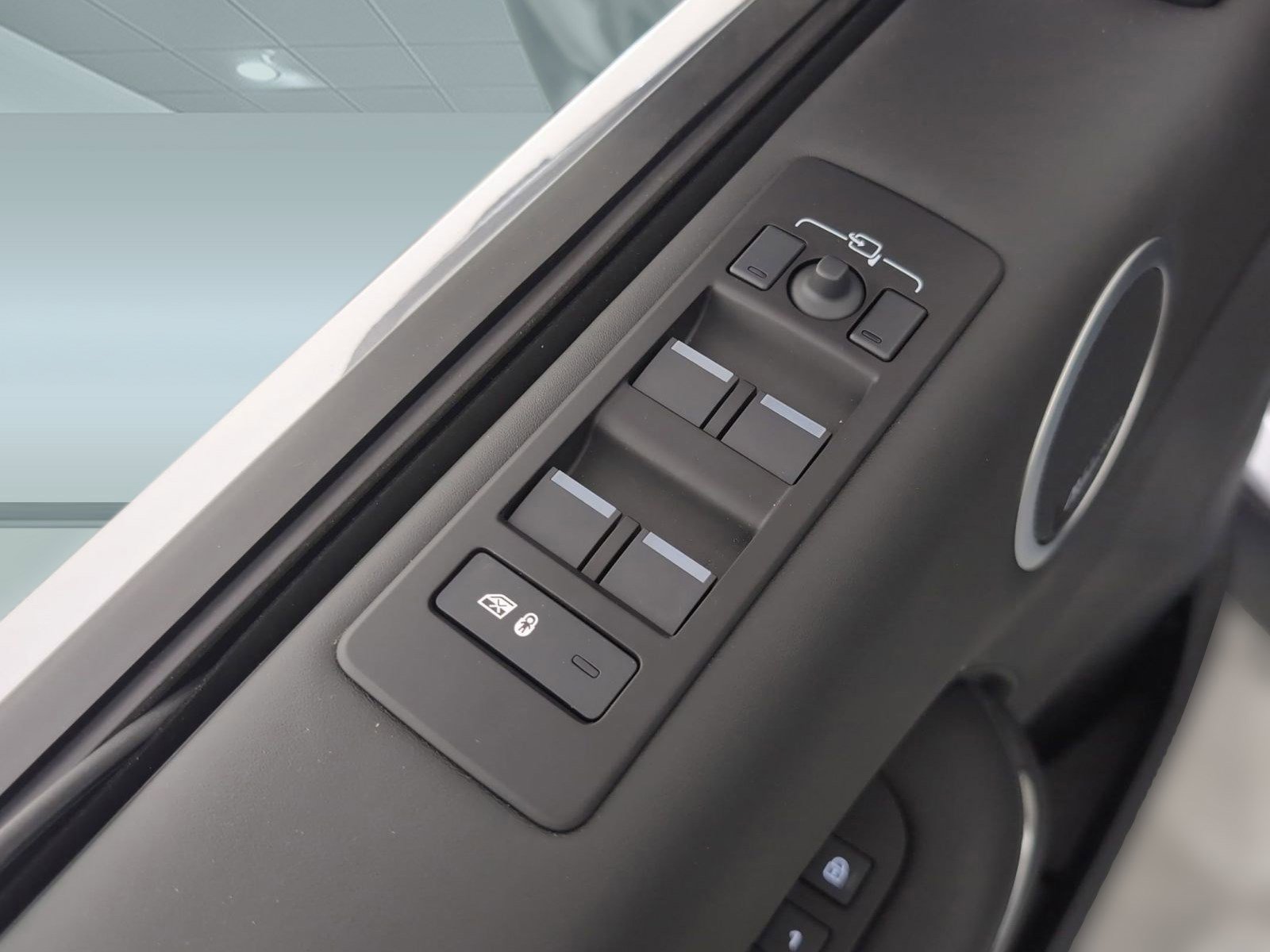 Certified 2025 Land Rover Discovery Metropolitan Edition image 9