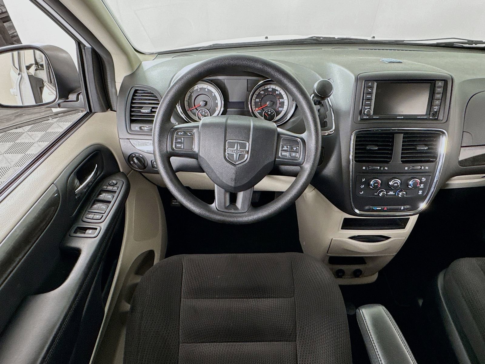 Used 2018 Dodge Grand Caravan SE w/ UConnect Hands-Free Group image 18