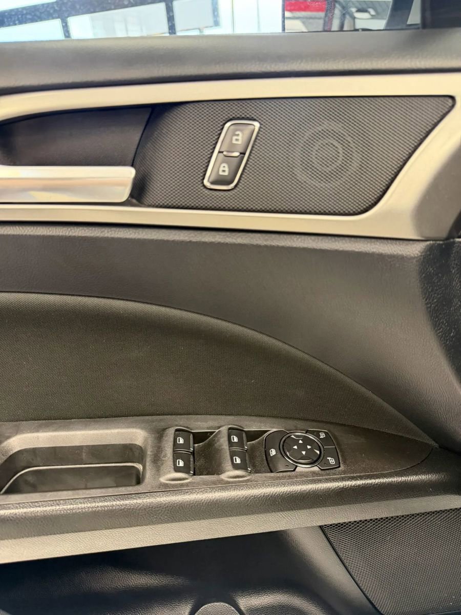 Used 2020 Ford Fusion SE FWD image 20