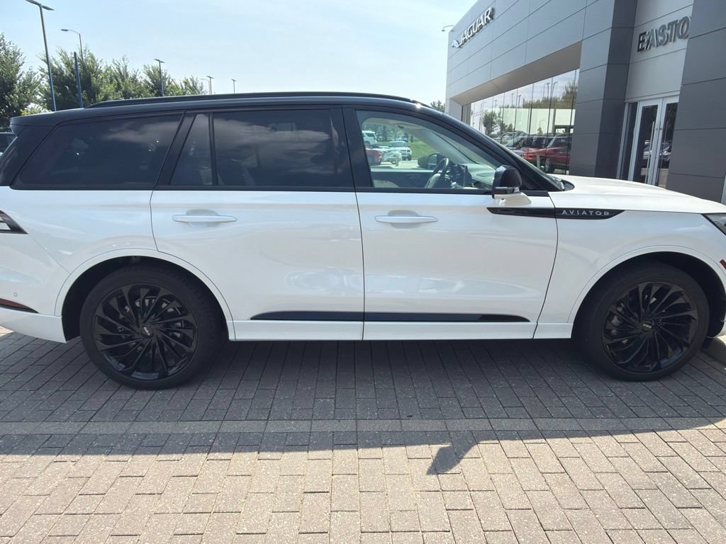 Used 2023 Lincoln Aviator Black Label AWD/4WD image 4