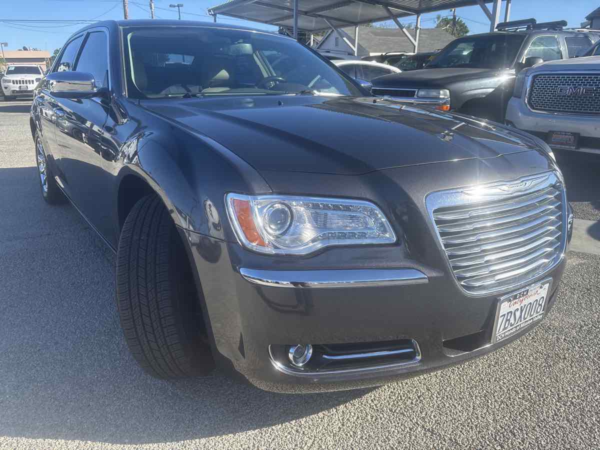 Used 2014 Chrysler 300 C image 4