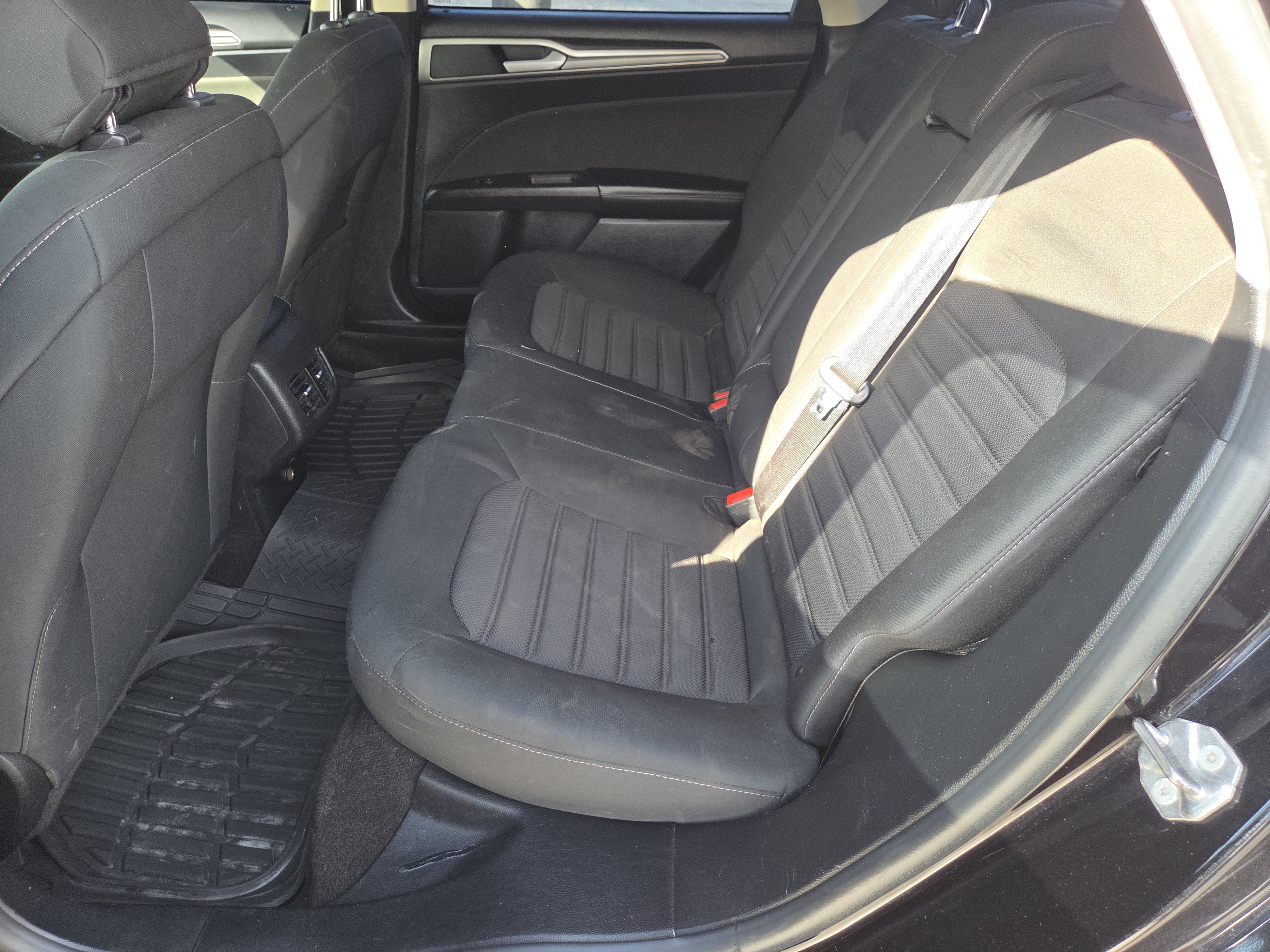 Used 2020 Ford Fusion SE FWD image 13