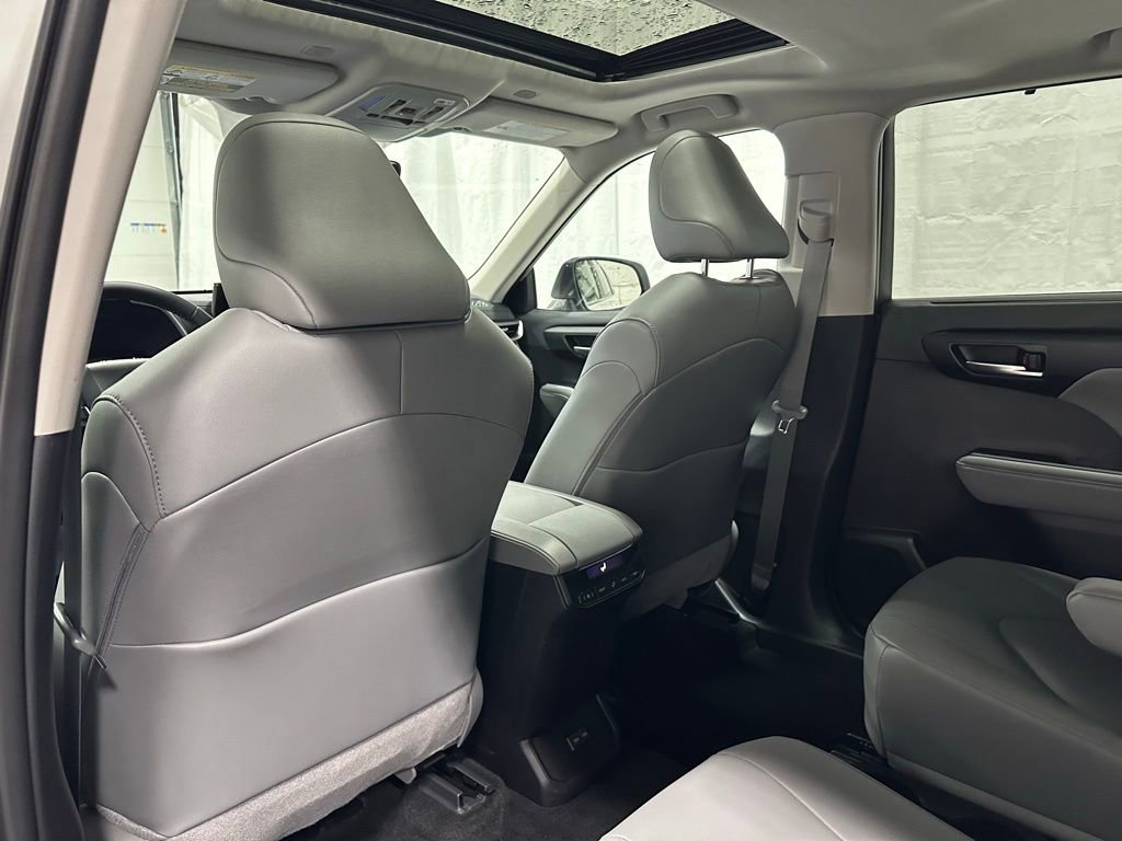 Used 2025 Toyota Highlander XLE image 50