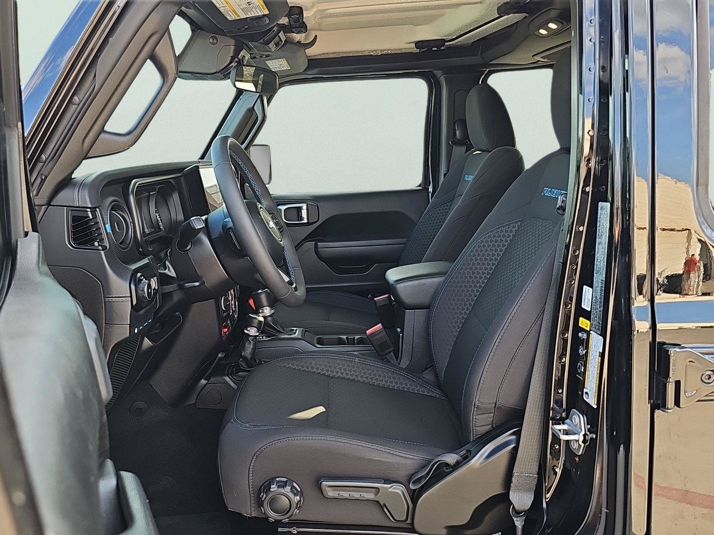 Used 2025 Jeep Wrangler Unlimited Rubicon 4xe w/ Convenience Group AWD/4WD image 15