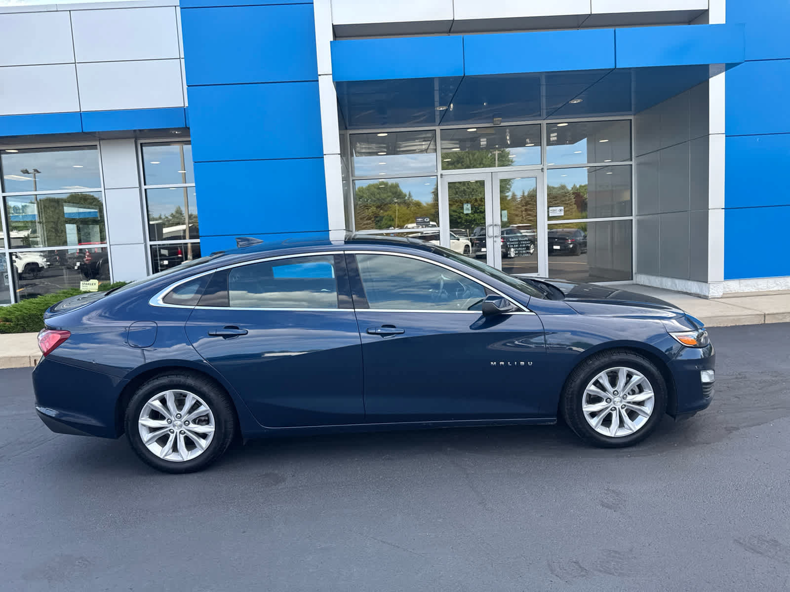 Used 2019 Chevrolet Malibu Hybrid w/ Leather Package FWD image 3