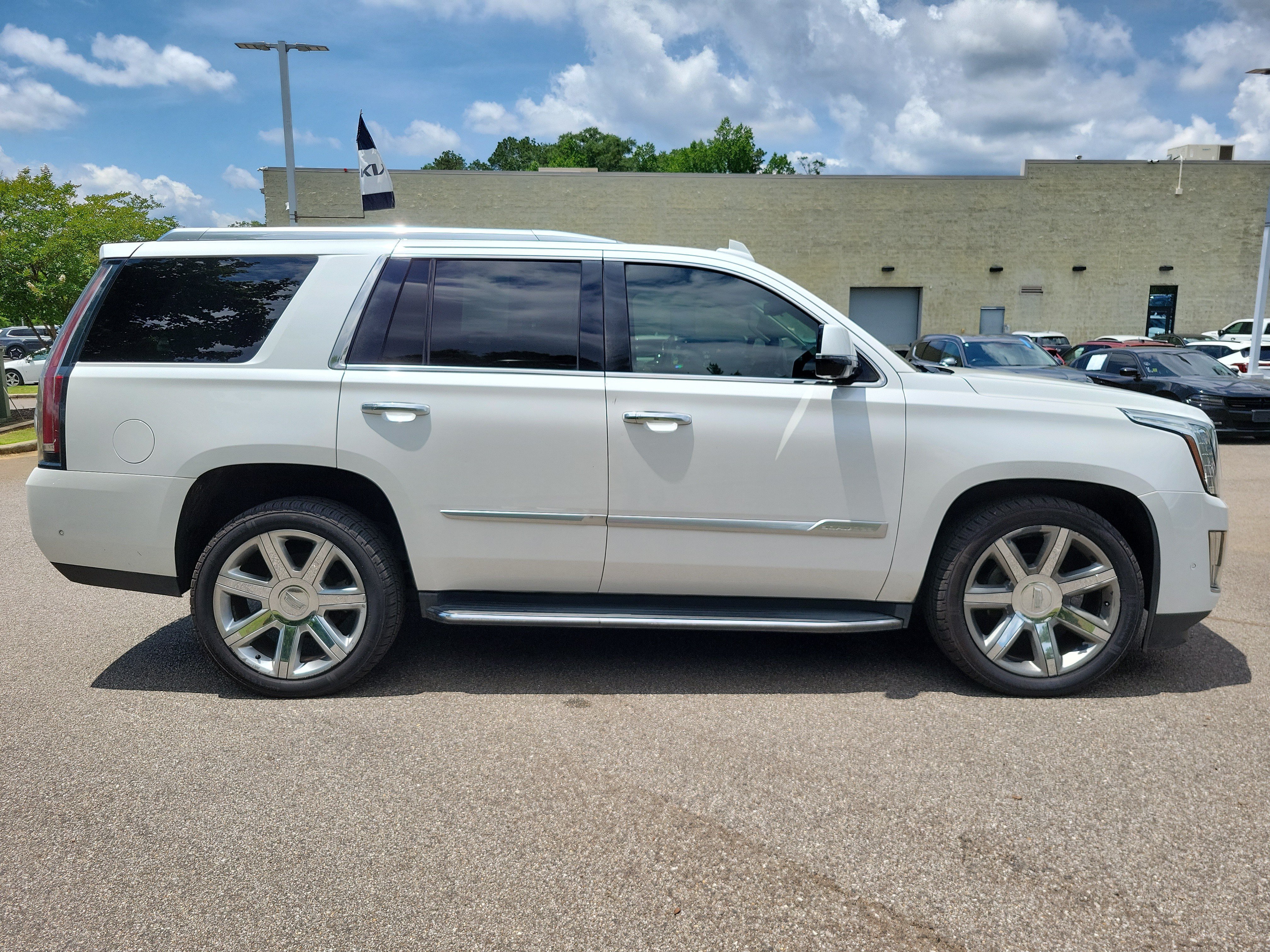 Used 2018 Cadillac Escalade Luxury AWD/4WD image 6